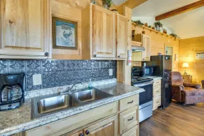 Walk to White River: Mountain View Family Cabin! - Innvendig