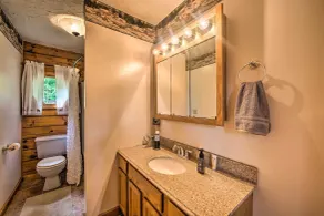 Cozy Family-friendly Pine Grove Cabin w/ Fire Pit! - Badrum