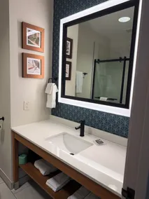 Country Inn & Suites by Radisson, Lima - Baño