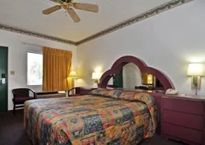 Econo Lodge Inn & Suites - Værelse