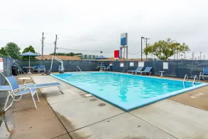Days Inn by Wyndham New Philadelphia - Pool