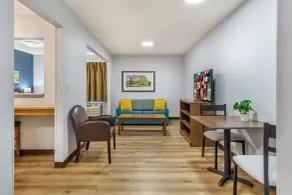 HomeTowne Studios & Suites by Red Roof Greensboro - Rom