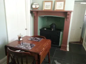 Burra Railway Station BnB - Essbereich im Zimmer