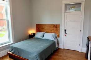 Historic Red Rooster Inn - Room