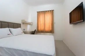 RedDoorz Plus near Siloam Karawaci - Room