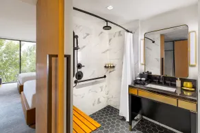 C. Baldwin, Curio Collection by Hilton - Salle de bain