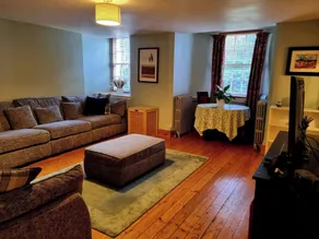 A Basement Apartment - Stue