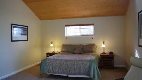 Alpine Aerie ligger i Yosemite West! <br><br>De tre våningar Huset har tre sovrum, tre badrum, amerikansk ... - Rum