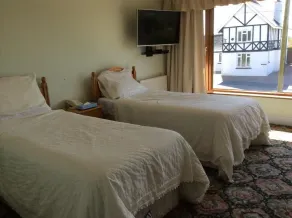 Room-orchard Manor, Fore Street Probus, - Room