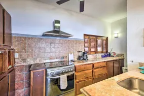 Mid-Century Modern Condo w/ Patio & Ocean Views! - Interni