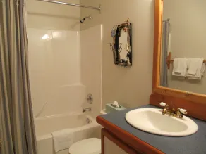 Arbutus Cove Guesthouse - Baño