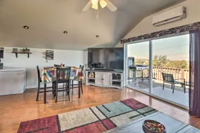 Near White Mountain Lake: Home w/ Balcony & Patio - Interiør