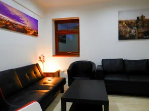 Travellers Hub - Lobby sitting area