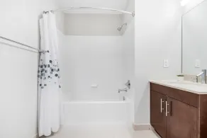Bluebird Suites near PATH - Bathroom