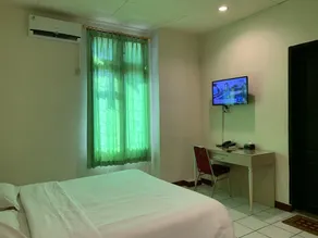 Hotel O Penginapan Fauziah Syariah Near Mesjid Taqwa Mamminasae - Værelse
