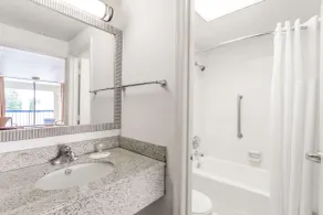 Days Inn by Wyndham Fredericksburg North - Salle de bain