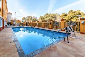 Quality Inn & Suites SeaWorld North - Piscina