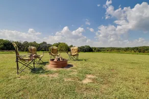 100-acre Garden of the Gods Retreat w/ Hot Tub - Innvendig