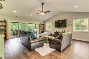 Group-friendly Kingsport Home w/ Game Room, Decks! - Innenbereich