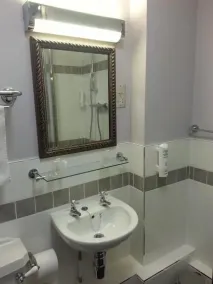 Punch House Monmouth - Baño