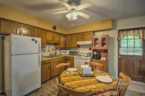 Quaint Hinton Hideaway - Hunt & Fish Nearby! - Interiør