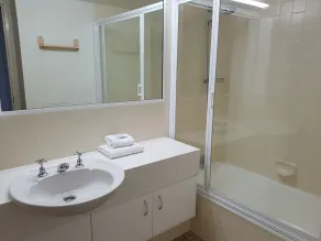 Burgess @ Kings Beach Apartments - Bathroom