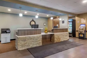 Quality Inn & Suites - Hall