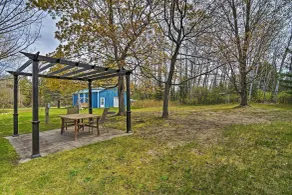 Charlevoix Cabin w/ Patio & Grill - Steps to Lake! - Interiør