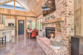 All-encompassing Lakehouse w/ Modern Accents! - Innvendig