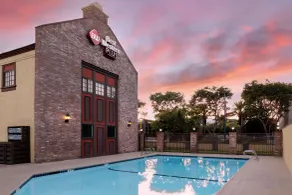 Best Western Plus Raffles Inn & Suites - Piscine