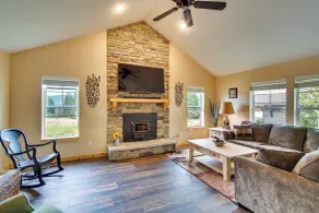 Cozy Ronald Retreat w/ Community Amenities! - Innvendig