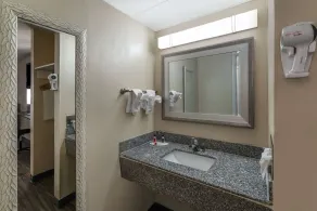 Days Inn by Wyndham Knoxville North - Salle de bain