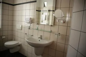 Room in Guest Room - Spacious Double Room in Alba - Badezimmer