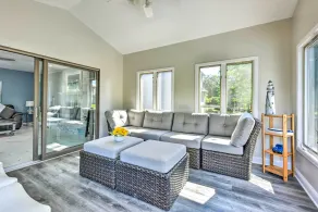 Pet-friendly Maple Grove Gem w/ Private Yard! - Interiör