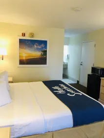Days Inn & Suites by Wyndham Navarre - near Beaches Hurlburt - Chambre