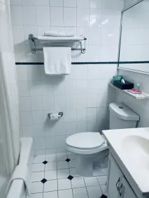 AC Lodge by Beach and Boardwalk - Bathroom