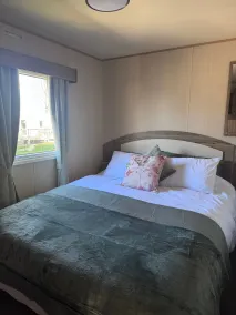 Cozy Caravan at Tower Lawn, Haggerston Castle Perfect Family Getaway - Rum