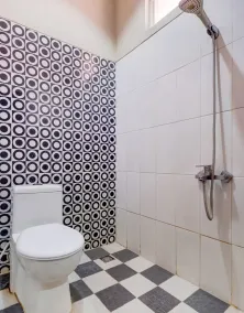 OYO Flagship Tembok Batu Residence - Baño