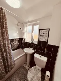Comfortable Two Bedrooms House DL5 with Garden Parking and Free WiFi - Salle de bain