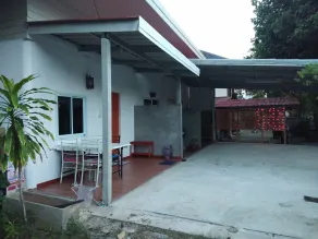 Chomlay Restaurant & Room for Rent - Entrada interior