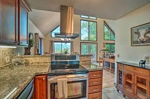 Mountain Retreat w/ Decks, Hot Tub, & Games! - Interiør