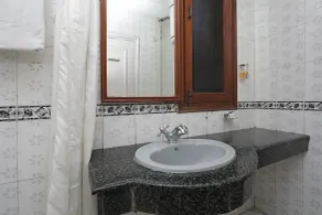 OYO 12075 Hotel Regalia Retreat - Bathroom