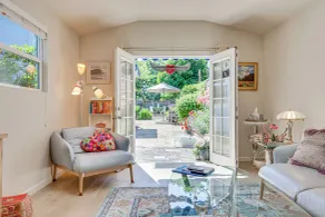 Romantic Casita w/ Garden + Deck 2 Miles to Plaza! - Intérieur