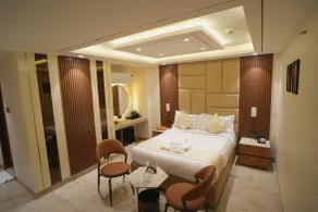 Hotel Vinflora Residency- Nr LV Prasad EYE Hospital, Jubilee Hills, Restaurant & Parking - Camera