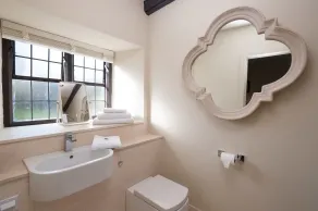 The Shaven Crown - Baño