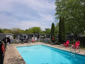 Lakeview Motel & Cottage - Pool