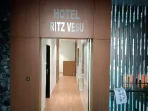 Hotel Ritz Vesu - Hotels in Vesu, Surat - Overnatningsstedets facade