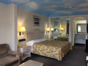 Camelot Inn & Suites Highway 290 NW Freeway - Room