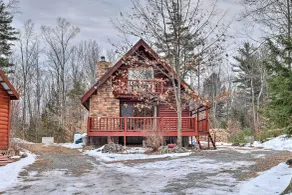 Secluded Johnsburg Retreat w/ Hot Tub & Fire Pit - Innvendig