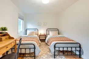 Walk to Shops & Dining: Glen Cove Apt w/ Yard! - Interiör